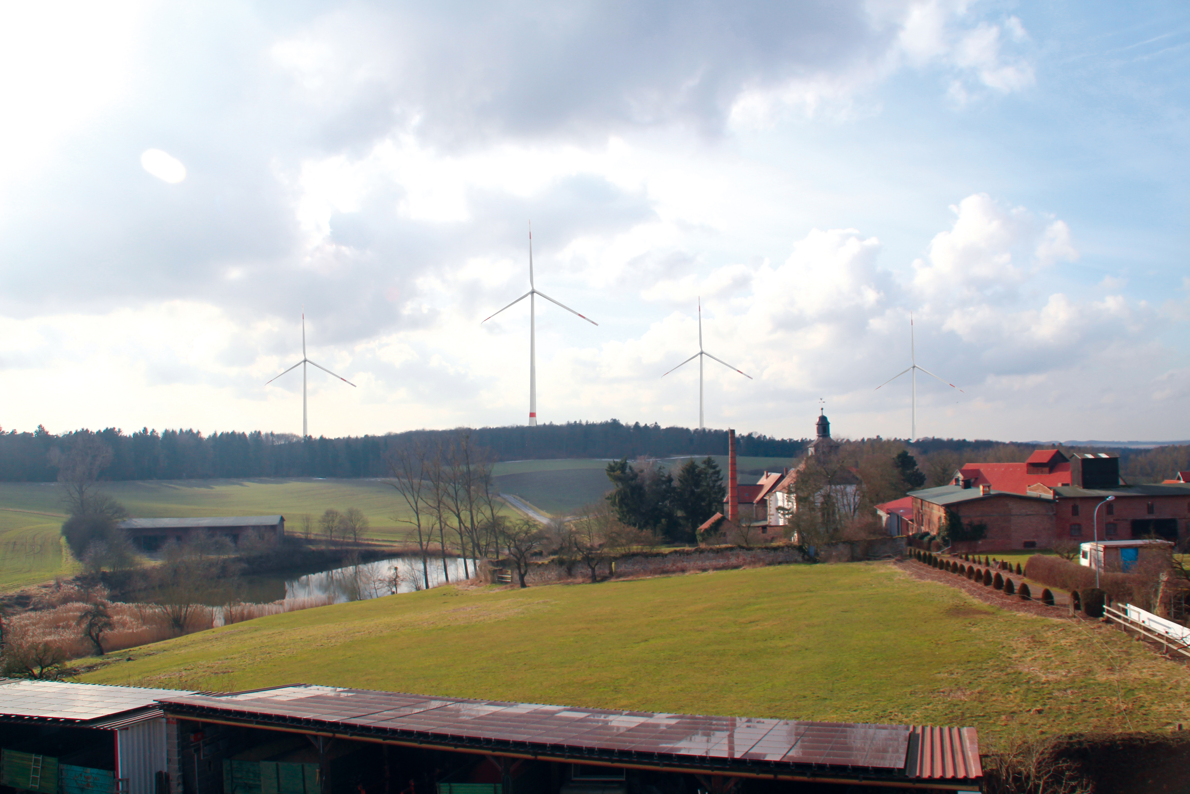 Der mögliche Blick von Immichenhain auf den geplanten Windpark "Die Gleiche" - im Vordergrund die Klosterkirche (Fotomontage)